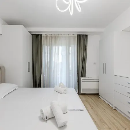 Spacious In The Heart Of Apartment *